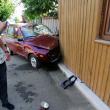 Un șofer în vârstă de 80 de ani a intrat cu Dacia într-o poartă și o casă