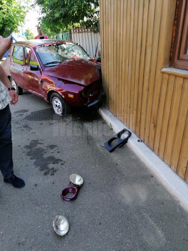 Un șofer în vârstă de 80 de ani a intrat cu Dacia într-o poartă și o casă