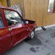 Un șofer în vârstă de 80 de ani a intrat cu Dacia într-o poartă și o casă