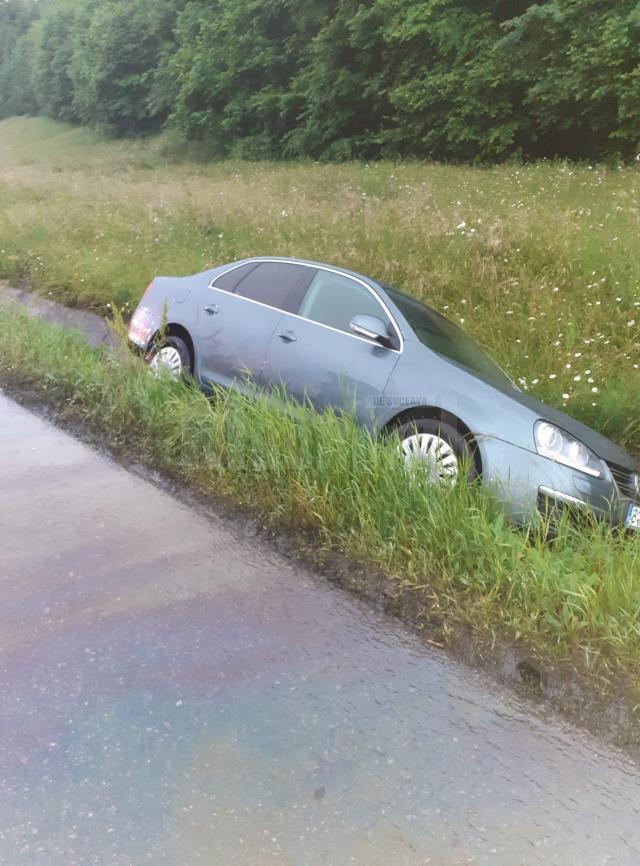 Un al treilea autoturism implicat a fost proiectat in afara drumului