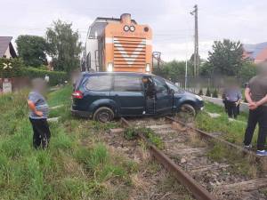 Mașina lovită de tren la Rădăuți era condusă de o femeie, iar în interior se aflau și trei copii ai acesteia