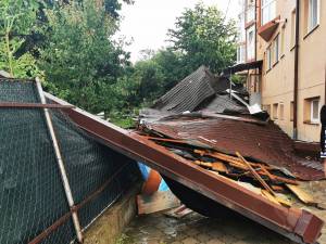 Furtuna puternică din Suceava a smuls tabla de pe acoperişul unui bloc de pe str. Victoriei