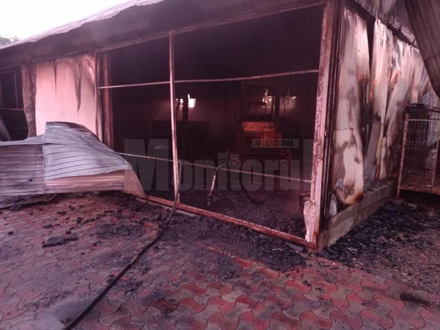 Utilaje agricole mistuite de flăcări într-o gospodărie din Vicovu de Jos