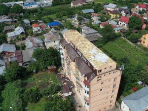 Așa arată blocul din Șcheia al cărui acoperiș a fost luat de furtună