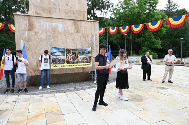 Zeci de elevi și profesori din județ l-au comemorat pe Ștefan cel Mare și Sfânt, la statuia domnitorului din Parcul Șipote – Cetate