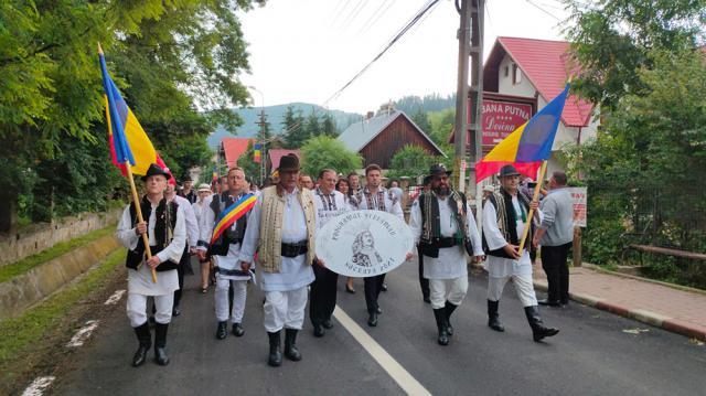 Perelini în frunte cu președintele C.J., Gheorghe Flutur, se îndreaptă spre Mănăstirea Putna