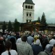 Mii de credincioși au umplut curtea Mănăstirii Putna la Sfântă Liturghie