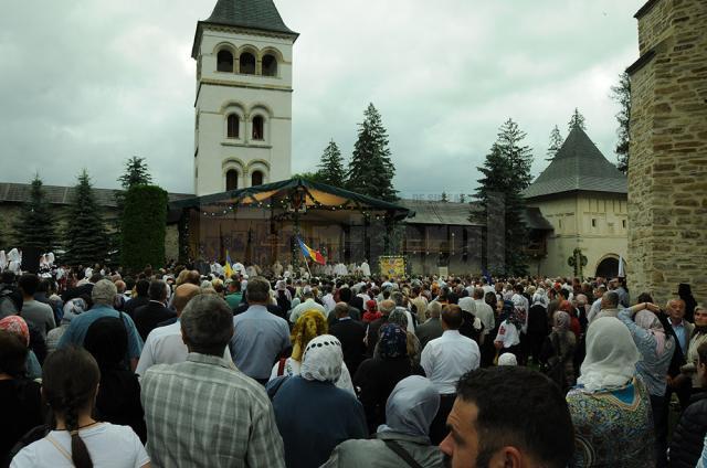 Mii de credincioși au umplut curtea Mănăstirii Putna la Sfântă Liturghie