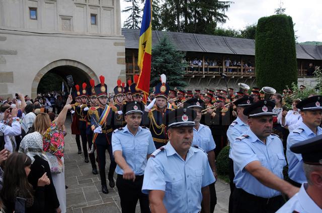 Defilare a forțelor Ministerelor de Interne din Suceava şi Republica Moldova, în curtea Mănăstirii Putna