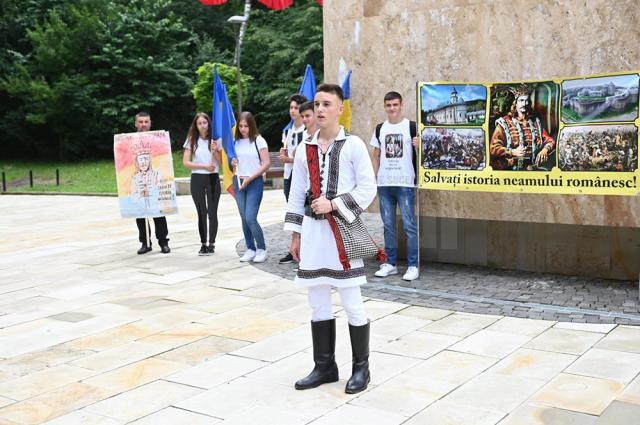 Zeci de elevi și profesori din județ l-au comemorat pe Ștefan cel Mare și Sfânt, la statuia domnitorului din Parcul Șipote – Cetate. Foto: ArTiStul