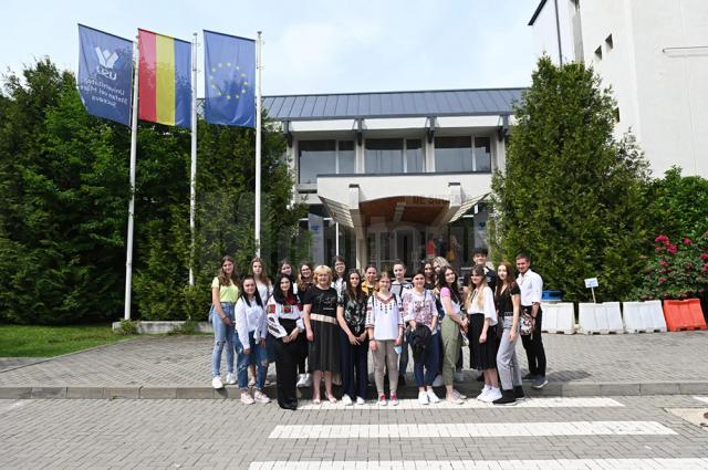 Zeci de elevi și profesori din județ l-au comemorat pe Ștefan cel Mare și Sfânt, la statuia domnitorului din Parcul Șipote – Cetate. Foto: ArTiStul