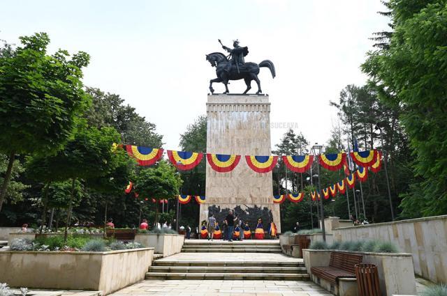 Zeci de elevi și profesori din județ l-au comemorat pe Ștefan cel Mare și Sfânt, la statuia domnitorului din Parcul Șipote – Cetate. Foto: ArTiStul