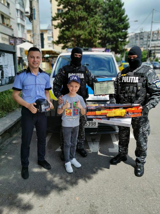 Cadouri pentru băiatul polițistului omorât în Gara Burdujeni Cadourile primite