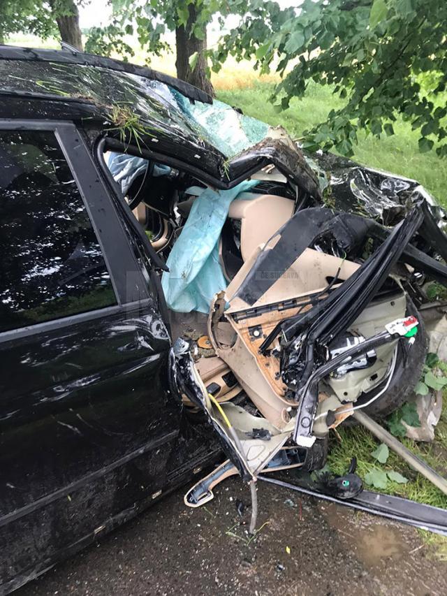 Mașina s-a izbit violent de un copac