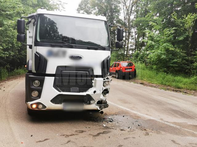 Accident între un camion și un autoturism pe serpentine, spre Adâncata