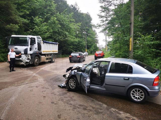 Accident între un camion și un autoturism pe serpentine, spre Adâncata