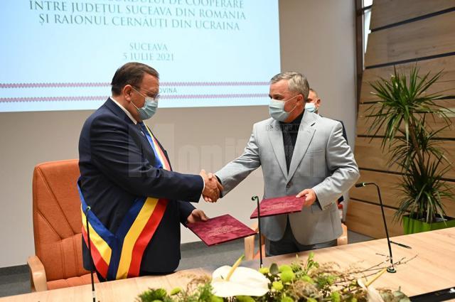 Președinții Consiliului Județean Suceava și Consiliului Raional Cernăuţi au semnat un acord de parteneriat