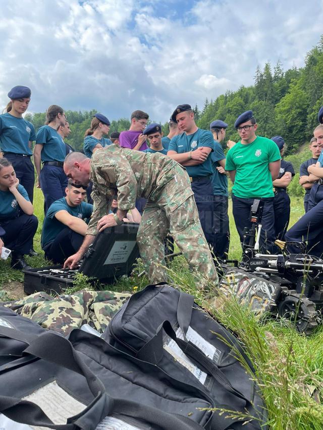 Elevi de la Colegiul Naţional Militar „Ștefan cel Mare”, în tabără de instrucţie la Colibiţa