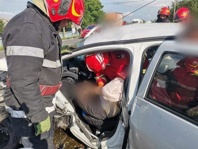 Un septuagenar a intrat cu Dacia pe contrasens și a lovit alte trei autoturisme