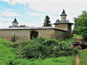 Mănăstirea Zamca, monument istoric ascuns de buruieni și nepăsare, scos la lumină după patru zile de muncă a unor voluntari