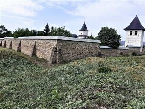 Mănăstirea Zamca, scoasă din buruieni de un grup de voluntari, după patru zile de muncă