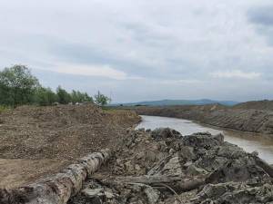 Și Apele Române au amendat firma care exploata ilegal balast din râul Siret