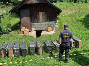 Coletele cu țigări de contrabandă descoperite în pivniță unei case din Straja