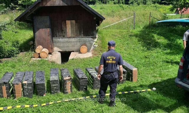 Coletele cu țigări de contrabandă descoperite în pivniță unei case din Straja