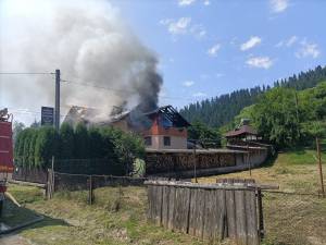 Casă din Voroneț, distrusă de un incendiu puternic
