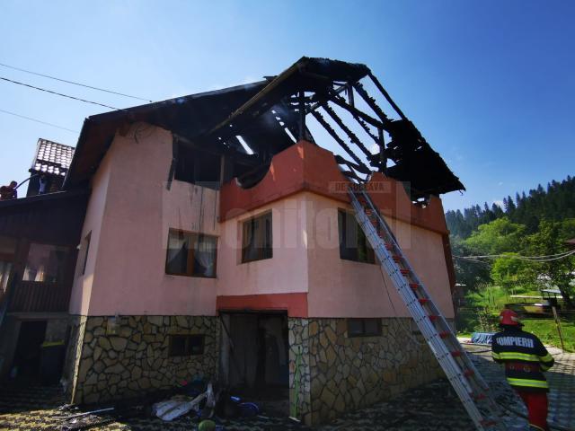 Casă din Voroneț, distrusă de un incendiu puternic