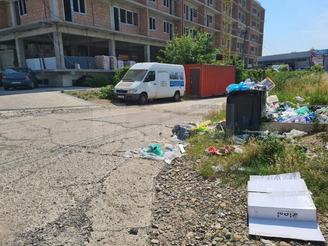 Gunoaie pe strada Apeductului din Suceava din cauza unui dezvoltator imobiliar