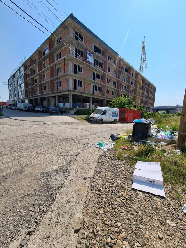 Gunoaie și deranj pe strada Apeductului din Suceava din cauza unui dezvoltator imobiliar