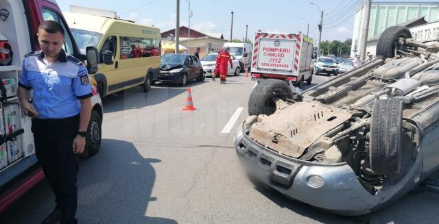 Accident cu un autoturism răsturnat la intrarea în Suceava