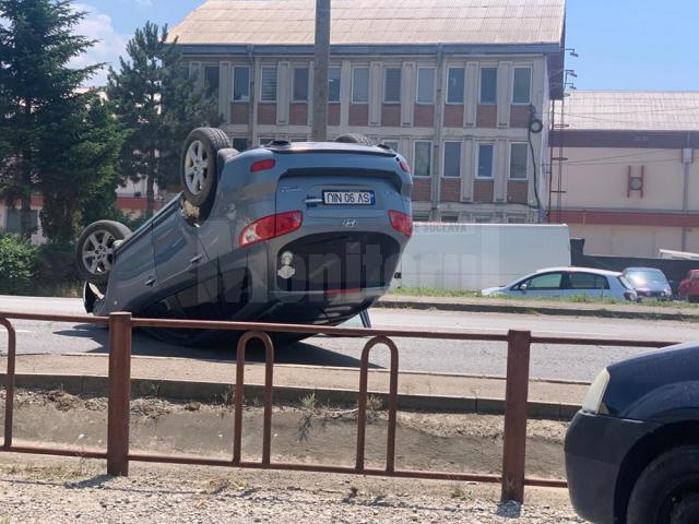 Un angajat al Primăriei Șcheia, beat turtă la volan, s-a răsturnat cu mașina în drum