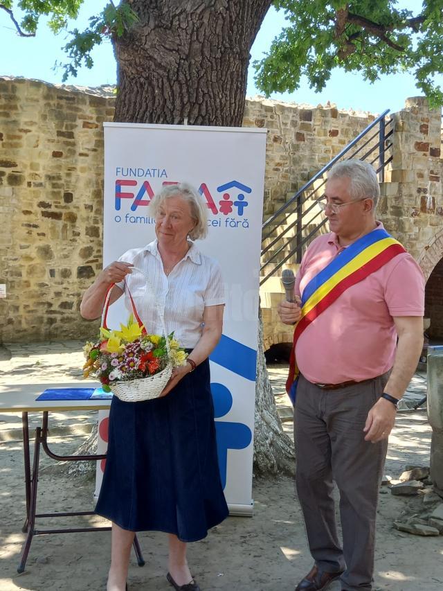 Primarul Sucevei, Ion Lungu, la înmânarea titlul de “Cetățean de onoare” președintei FARA România, Jane Nicholson