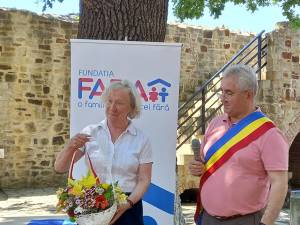 Primarul Sucevei, Ion Lungu, la înmânarea titlul de „Cetățean de onoare” președintei FARA România, Jane Nicholson