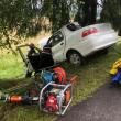 Șofer încarcerat în autoturismul cu care a intrat într-un copac