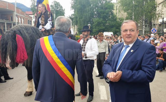 Parada portului popular a fost întâmpinată de  președintele Consiliului Județean Suceava, Gheorghe Flutur și primarul municipiului, Mihăiță Negură 2