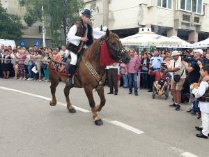 Parada portului popular a fost întâmpinată de  președintele Consiliului Județean Suceava, Gheorghe Flutur și primarul municipiului, Mihăiță Negură 3