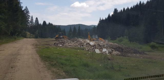 Resturi din construcții, aruncate sub o pădure din Putna. Foto: Cristi Crețu