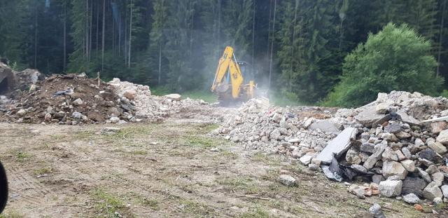 Resturi din construcții, aruncate sub o pădure din Putna. Foto: Cristi Crețu