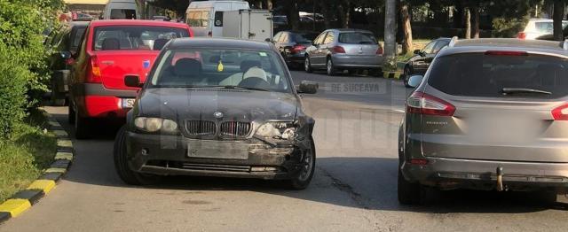 Două mașini s-au ciocnit pe Calea Obcinilor din Suceava