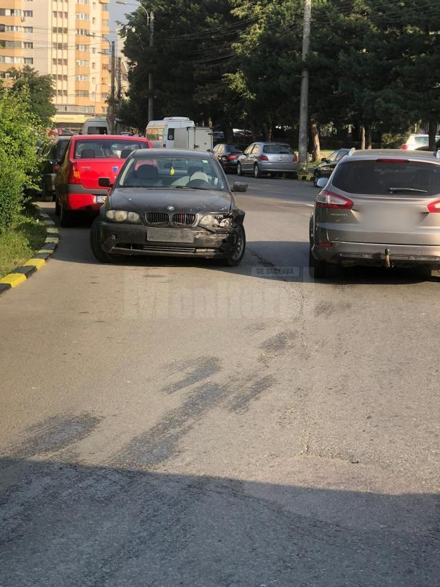 Două mașini s-au ciocnit pe Calea Obcinilor din Suceava