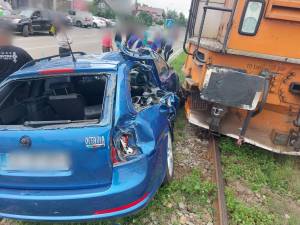 Două persoane au scăpat nevătămate după ce mașina cu care circulau a fost lovită de trenul Suceava - Putna