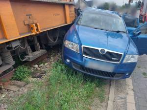 Două persoane au scăpat nevătămate după ce mașina cu care circulau a fost lovită de trenul Suceava - Putna