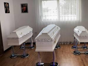 Mama și cei doi îngerași ai familiei Huluță, aduși acasă, la Suceava, pentru ultimul drum 2