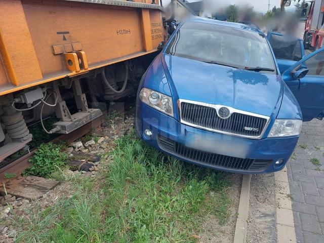 Mașina lovită de trenul Suceava - Putna