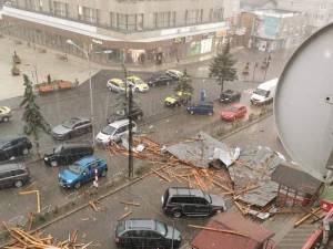Mai multe mașini au fost avariate la Fălticeni după ce o șarpantă a fost smulsă de vânt