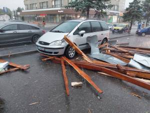 Mai multe mașini au fost avariate la Fălticeni după ce o șarpantă a fost smulsă de vânt - Foto Mihai Tudosă facebook