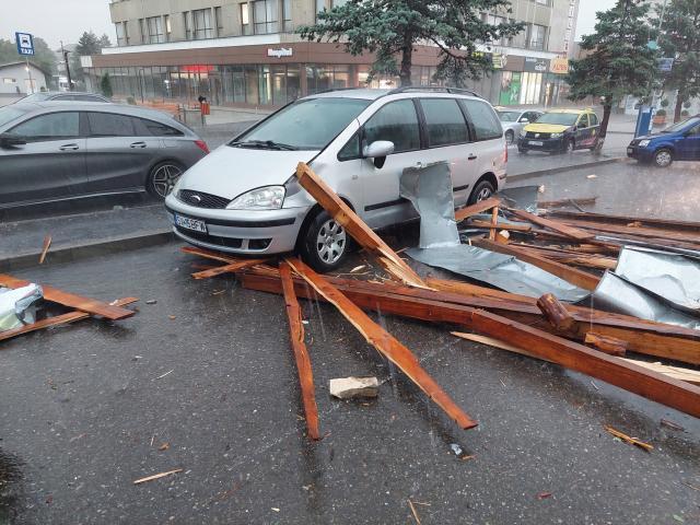 Mai multe mașini au fost avariate la Fălticeni după ce o șarpantă a fost smulsă de vânt - Foto Mihai Tudosă facebook